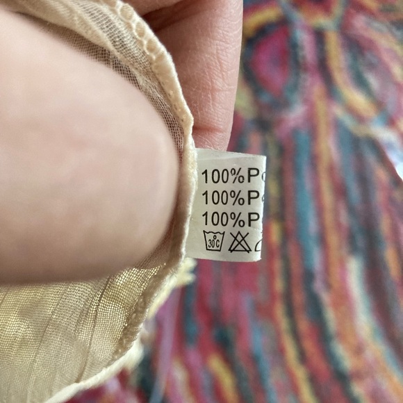 Elegant Cream Lace Shawl - Picture 3 of 4